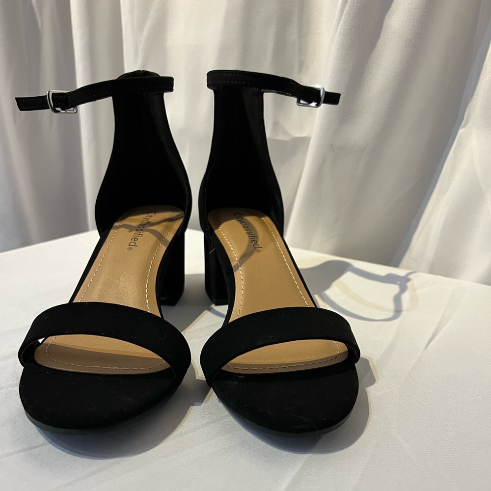 7.5 Black flats